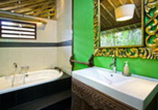 Balinese Bungalow Bathroom