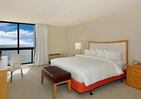 OCEANFRONT SUITE - TOWER - KING BED