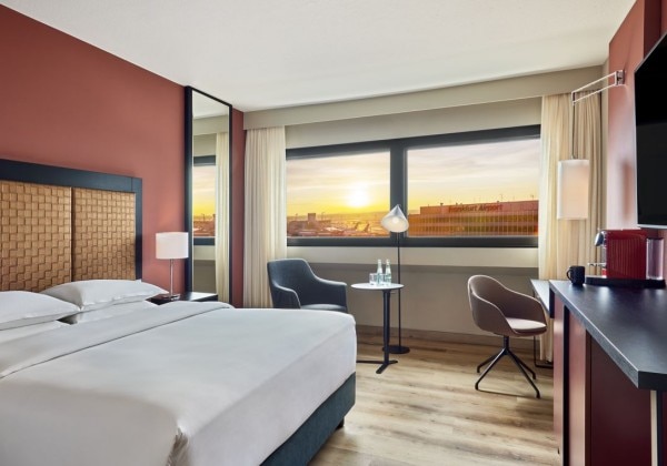 Sheraton Club Room 1 King or 1 Queen