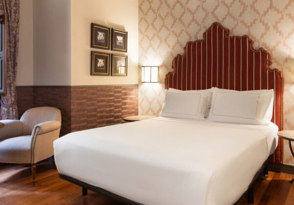 Deluxe Accesible Queen