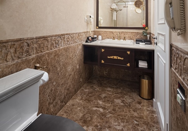 Deluxe Bathroom