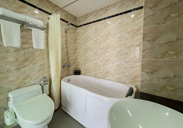 Deluxe Bathroom
