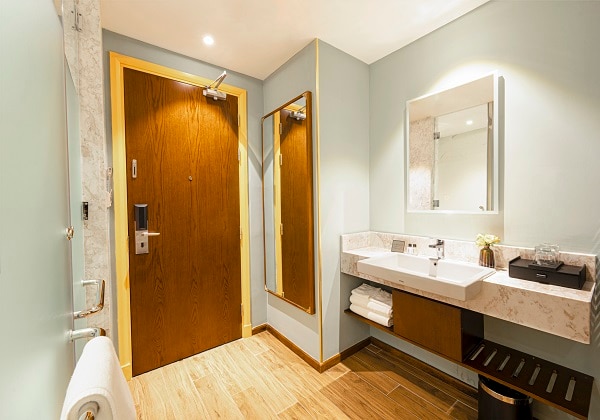 Deluxe Twin Bathroom