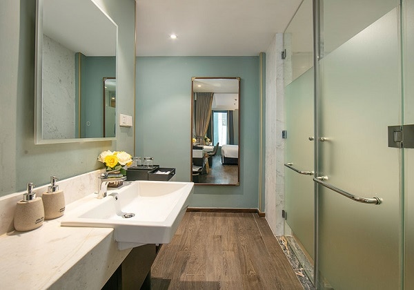 Grand Deluxe Bathroom