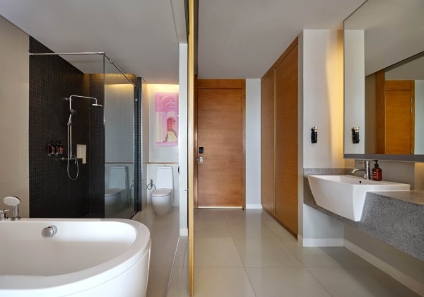 Deluxe Pool View Bathroom