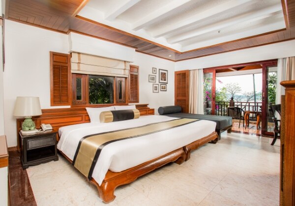 Lagoon Poolside with Bathtub