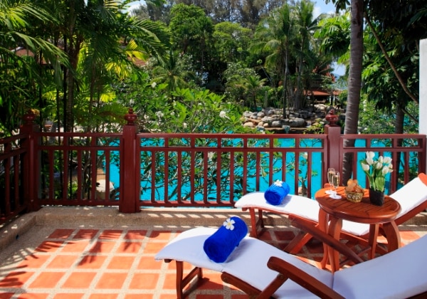 Lagoon Poolside with Bathtub