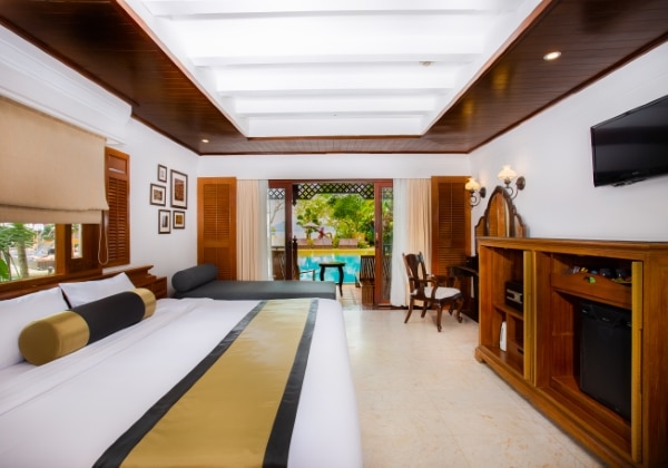 Lagoon Pool Access with Bathtub
