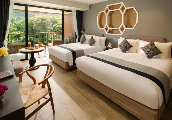 Deluxe Mountain View Family Room