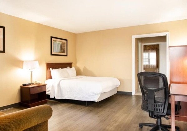 Courtyard Room Exterior 3 Queen Beds