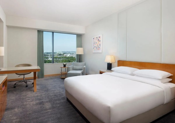 1 King Bed, Club Access