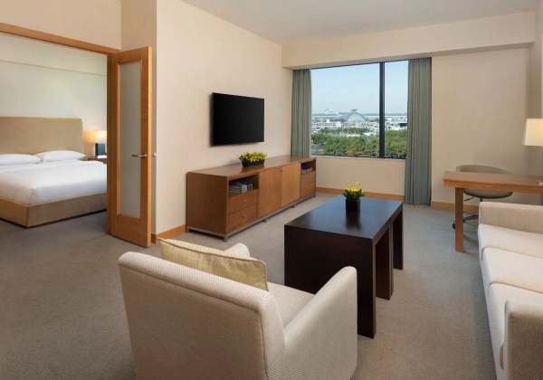 Grand Suite, 1 King Bed, Airport View