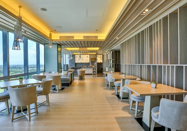 Concierge Lounge - Dining Area