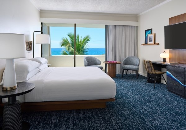 Club Deluxe Oceanfront Suite 1 King Bed1