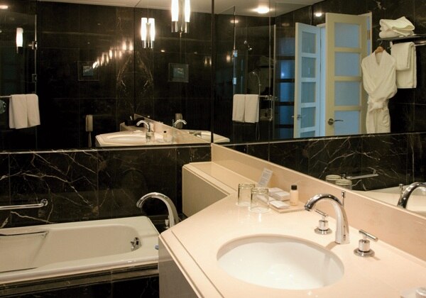 Deluxe Bathroom