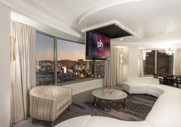 Ultra Panorama Suite, 1 King, Strip View