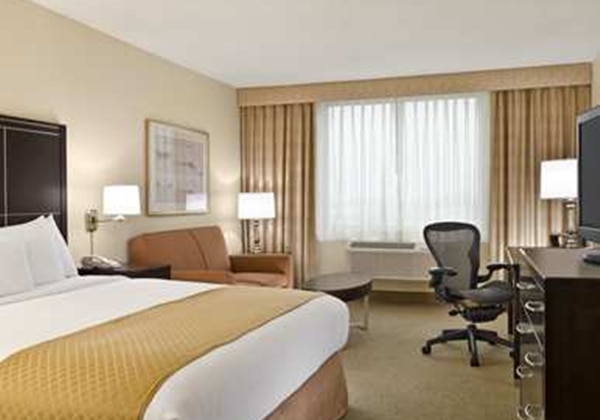 1 KING BED WITH SOFABED-NONSMOKING