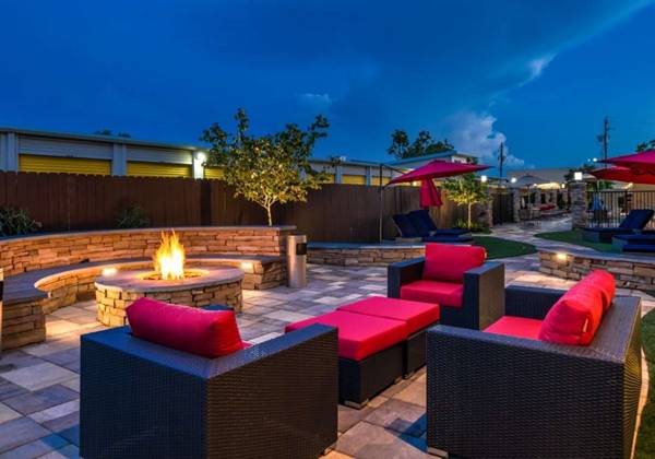 Oudoor Lounge & Fire Pit
