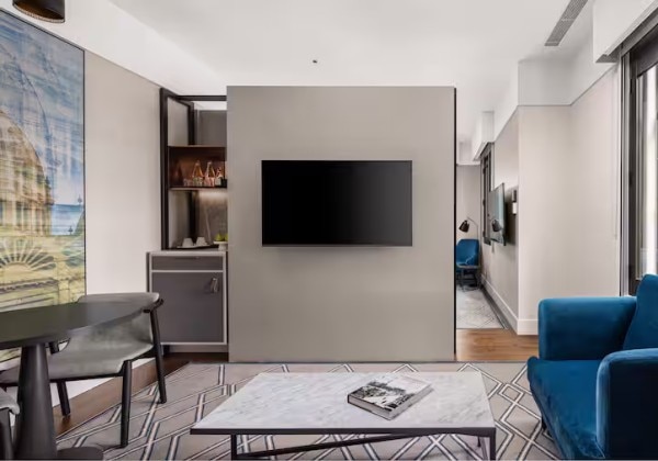 King Junior Suite with Lounge Access