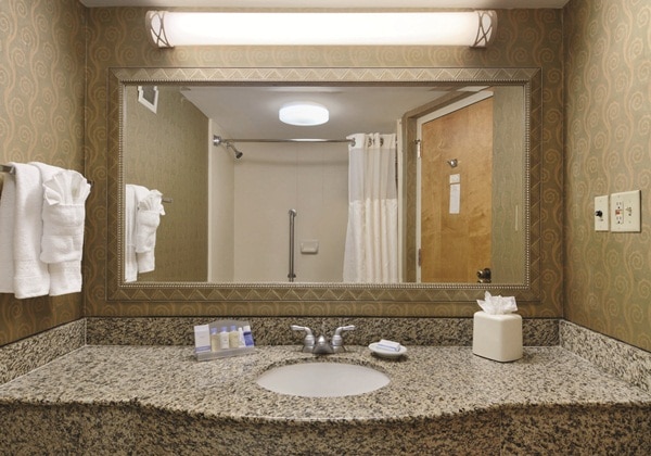 1KING MOBILITY ACCESSIBLE RI SHWR SMOK