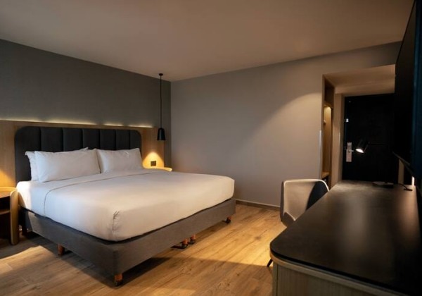 1 King Bed Runways View