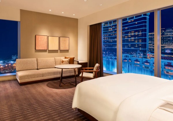 1 King Bed Fountain View