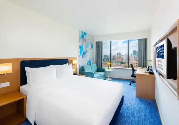 1 Queen Standard Extra Floor Space