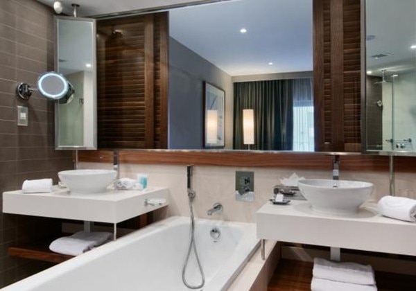 EXECUTIVE BATHROOM