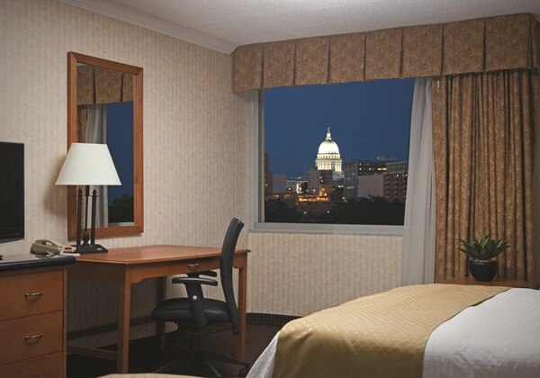 1KING BED DELUXE BREAKFAST/FRIDGE