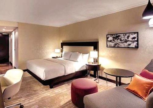 KING HILTON GUEST ROOM