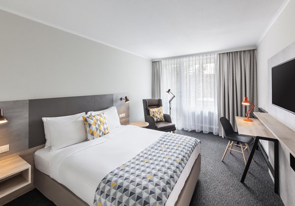 1 Queen Standard Balcony