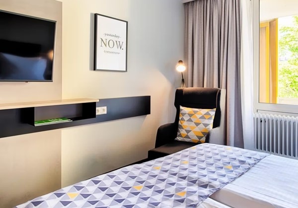 1 Queen Premium Balcony