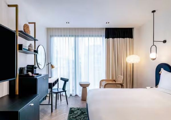 Queen Guest Room with City View