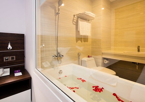 Premier Deluxe City View Bathroom