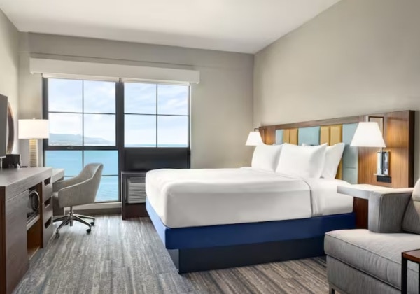 1 King Ocn Vw W/Micro/Frg