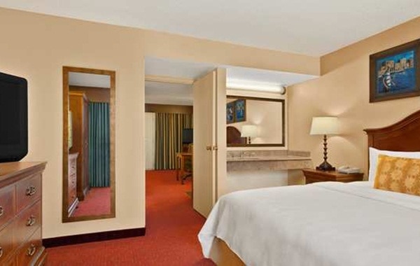 2 ROOM SUITE-1 KING BED-ATRIUM-NONSMOKIN