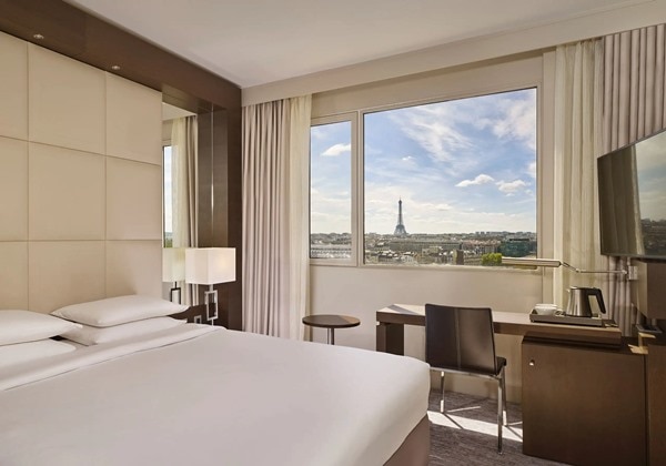 1 King Bed with Eiffel Tower View