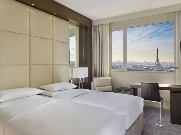2 Twin Beds with Eiffel Tower View