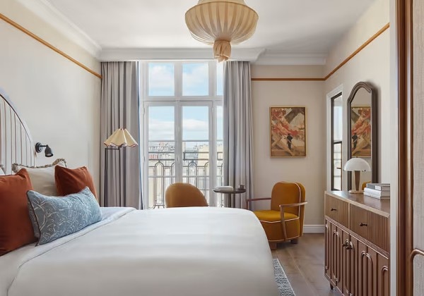 La Chambre Eiffel Tower