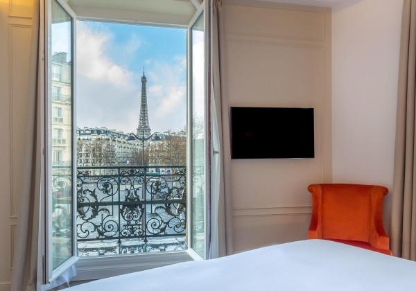 Comtesse with Balcony