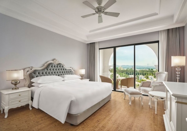 Deluxe Guest Room 1 King G/V Balcony