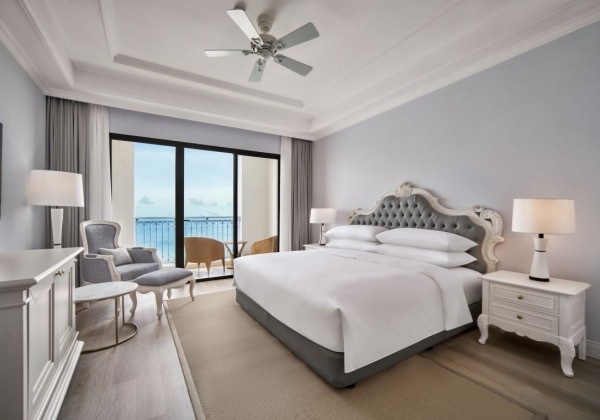 Deluxe Guest Room 1 King O/V Balcony