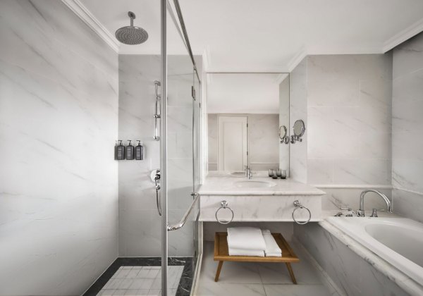 Deluxe Bathroom
