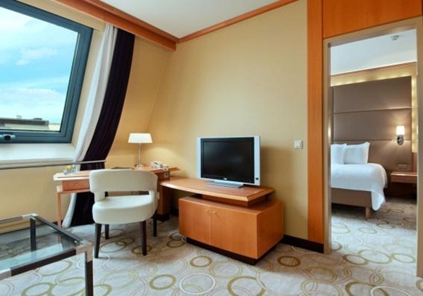 KING EXECUTIVE SUITE