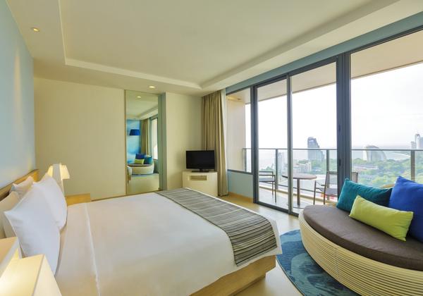 1 King 1 Bedroom Suite Club Living Area