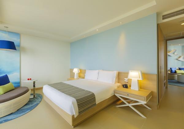 1 King 1 Bedroom Suite Club Living Area