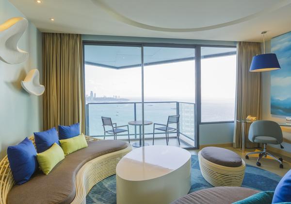1 King 1 Bedroom Suite Club Living Area