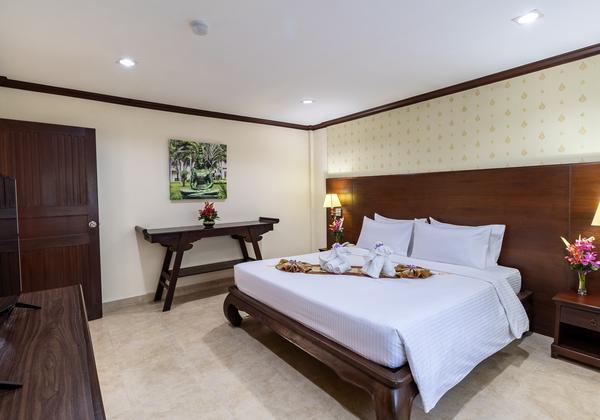 One-Bedroom Junior Suite Garden View