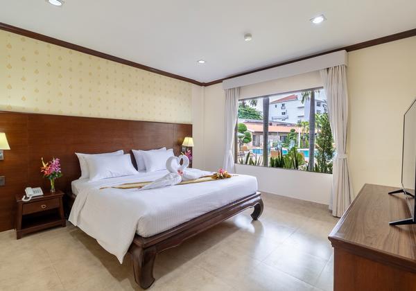 One-Bedroom Junior Suite Pool View