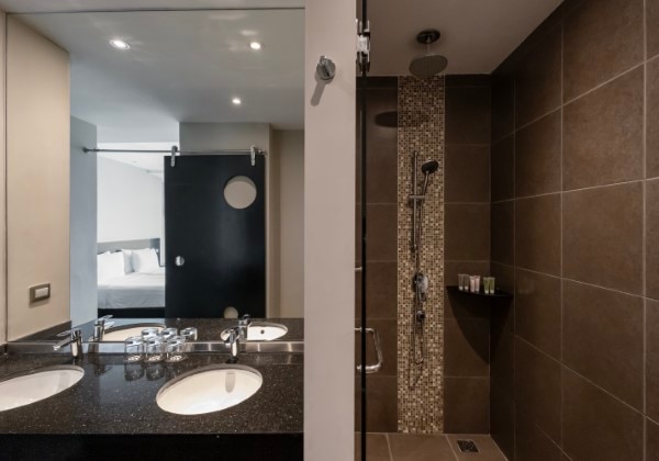 Deluxe Triple 3 Singles